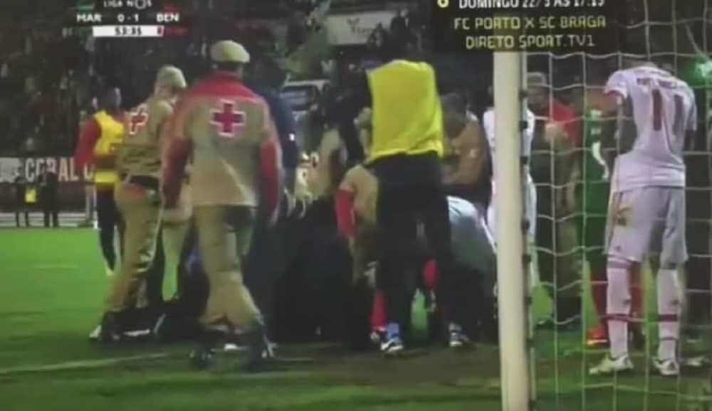 Maurisio se srušio na teren, lekari ga spasili (VIDEO)