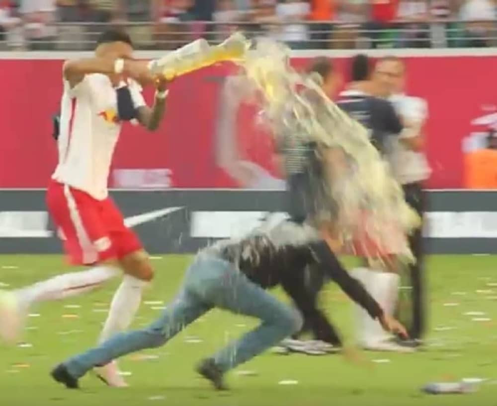 Pivo povredilo trenera Lajpciga?! (VIDEO)