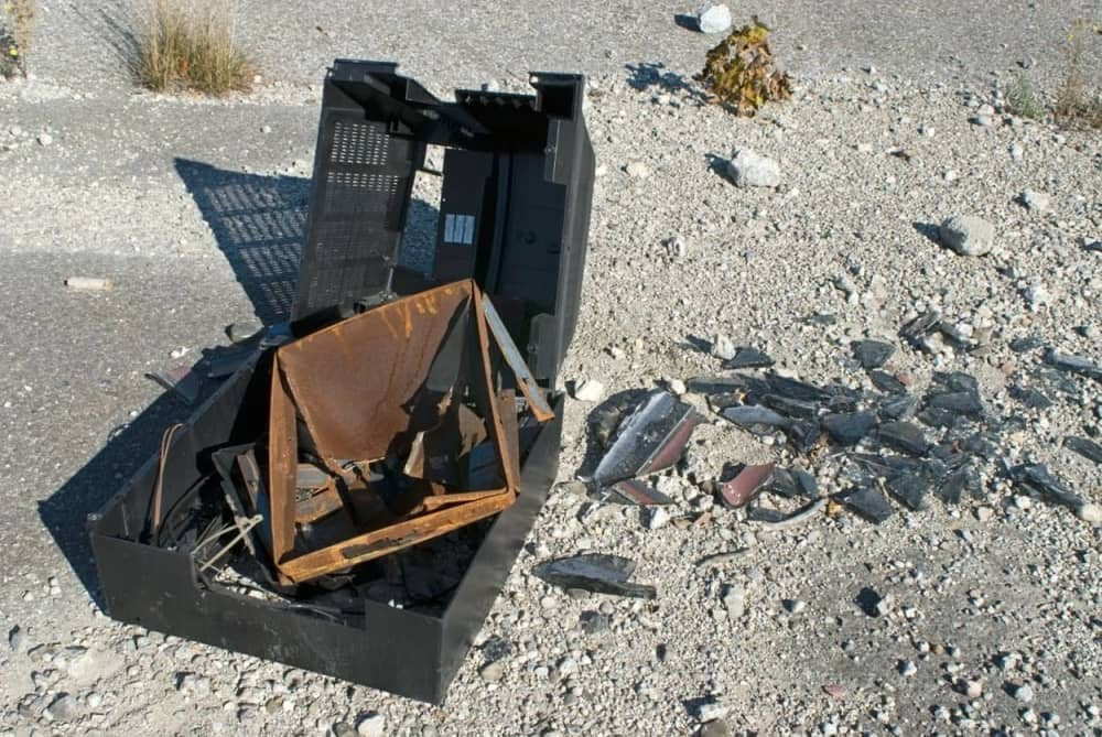 Pobesneo pa bacio televizor kroz prozor!