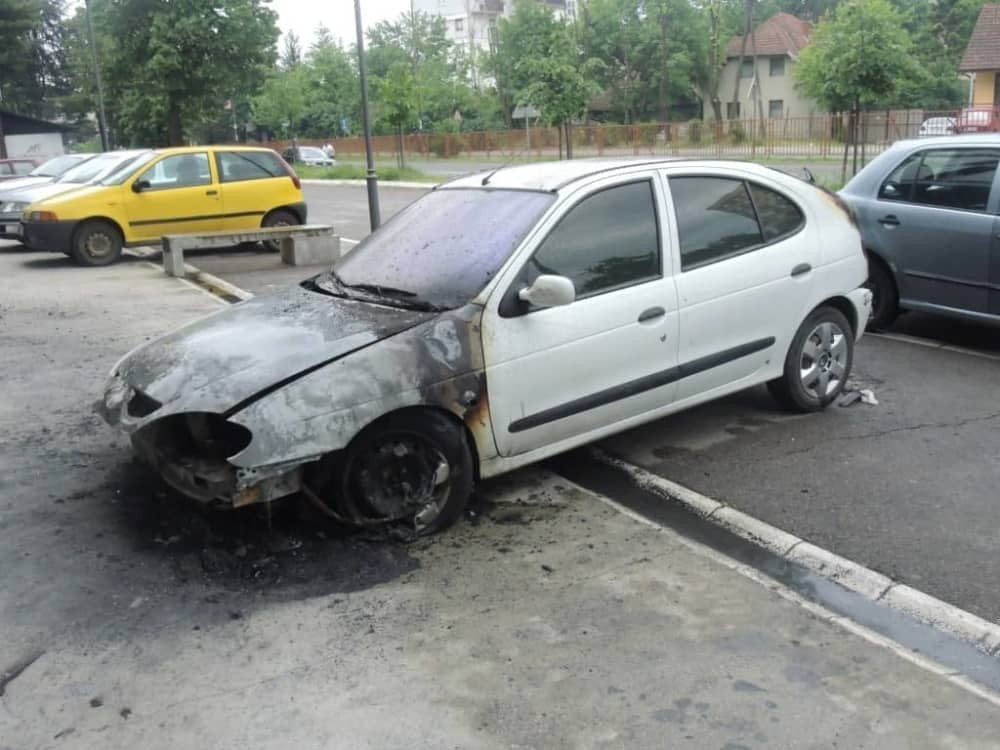 Policajcu zapalili automobil