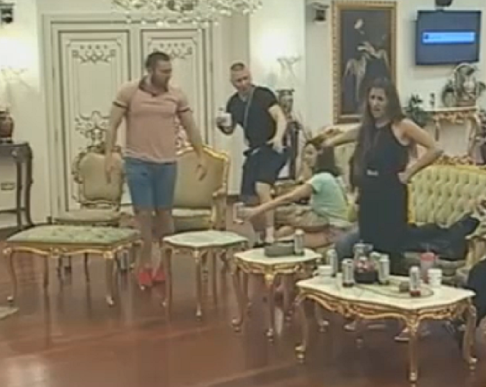 Polivanje u "Parovima"! (VIDEO)