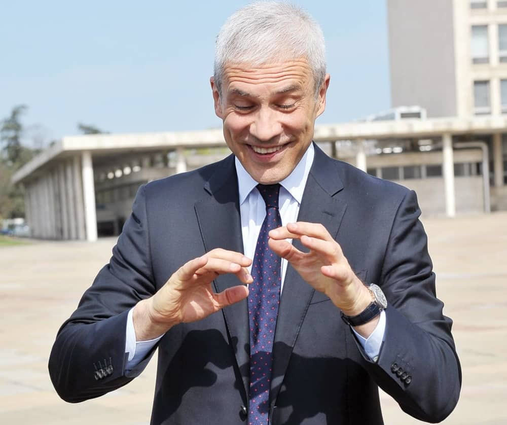 Tadić preko Pajtića skače u fotelju!