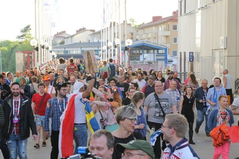 Fanovi spremni za "Evroviziju"! (FOTO)