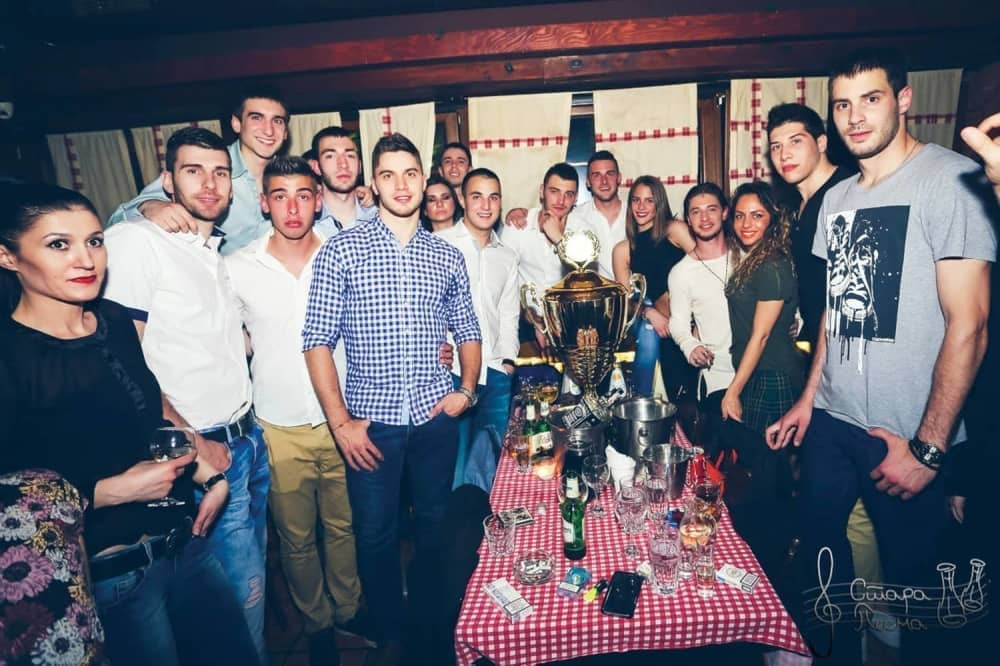 Titulu slavili 12 sati u kafani!