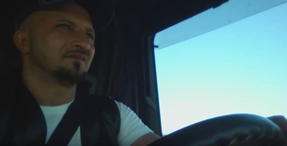 Momak koji "šije" Šabana Šaulića (VIDEO)