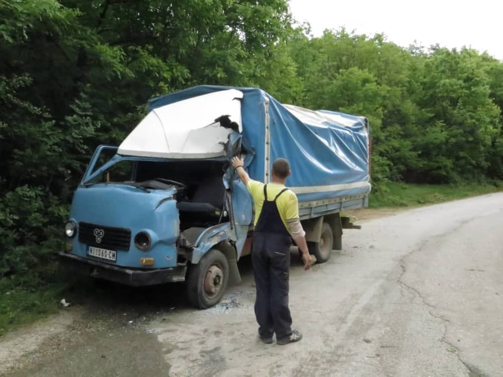 Troje povređenih u čeonom sudaru kamiona i busa
