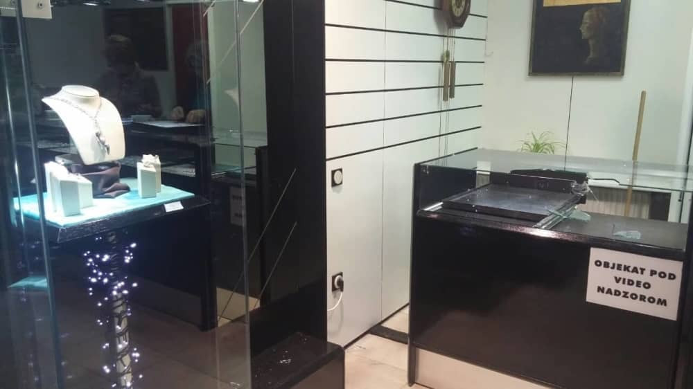 Maskirani razbojnici opljačkali zlataru! (FOTO)