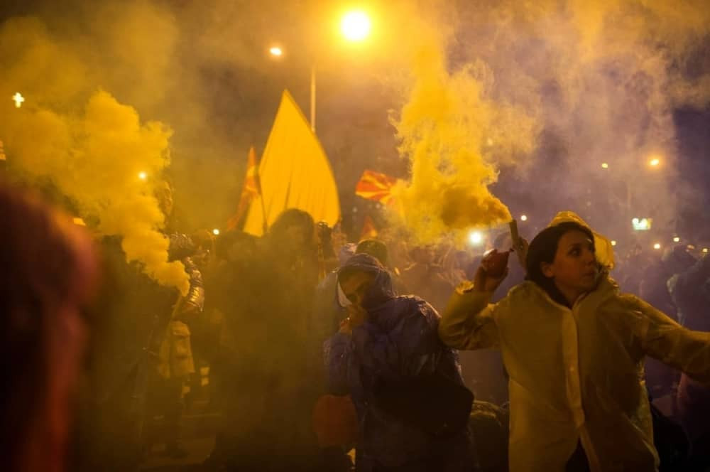 Šok BOMBE, KAMENJE i SUZAVAC zbog novog imena Makedonije! (VIDEO)