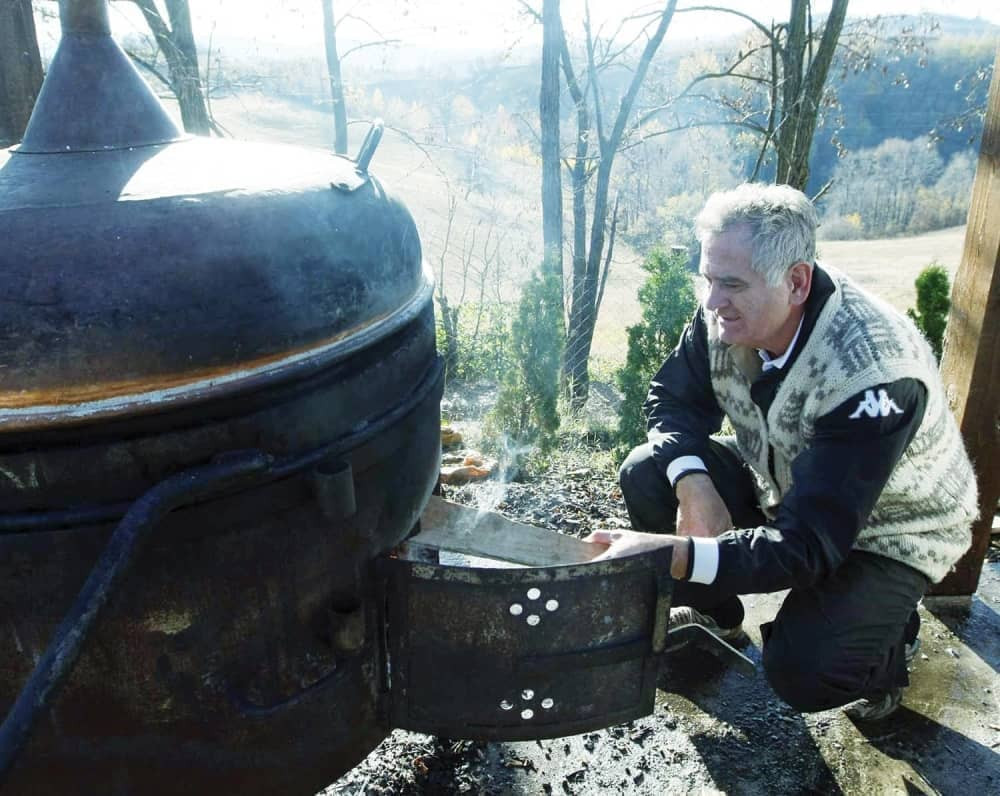 Toma turio grb Srbije na svoju rakiju!