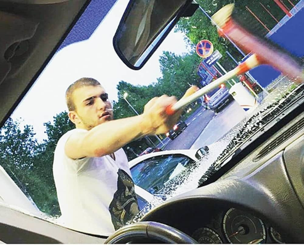 Cecin sin riba šoferku!