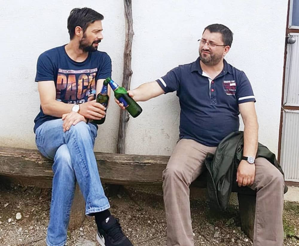 Milan cirka pivo na klupici