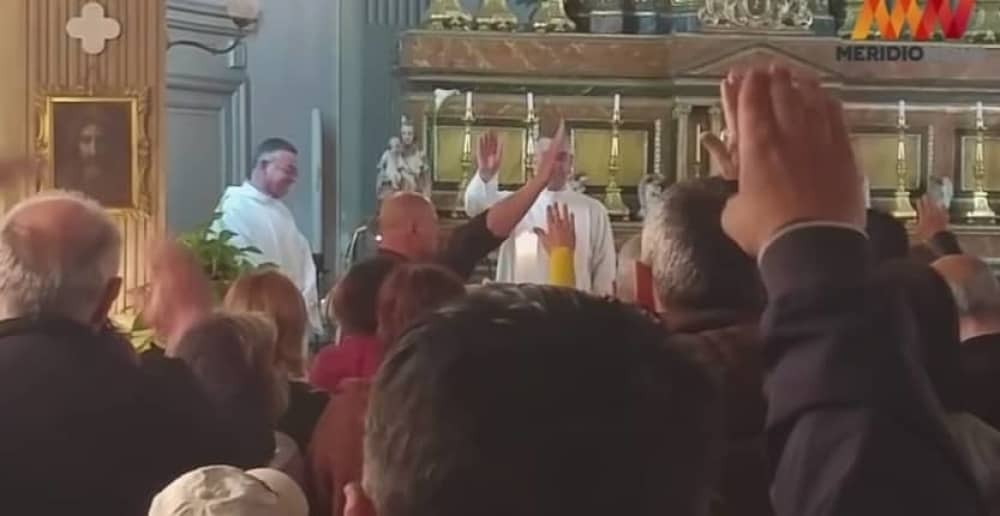 Sveštenik koristi fašistički pozdrav (VIDEO)