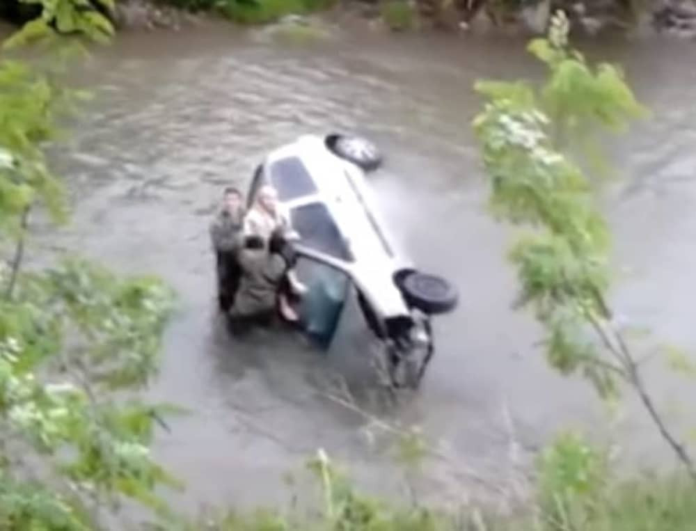 Automobilom sletela u reku!