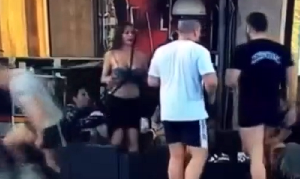 Đole pljunuo i polio Macu! (VIDEO)