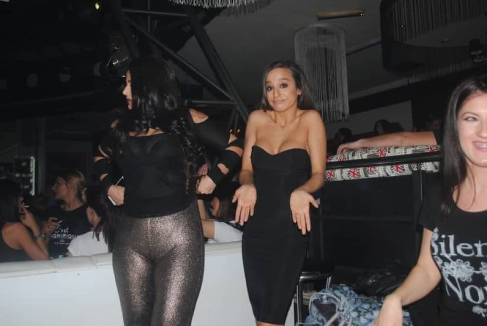 Sestre izreklamirale svoje figure! (FOTO)