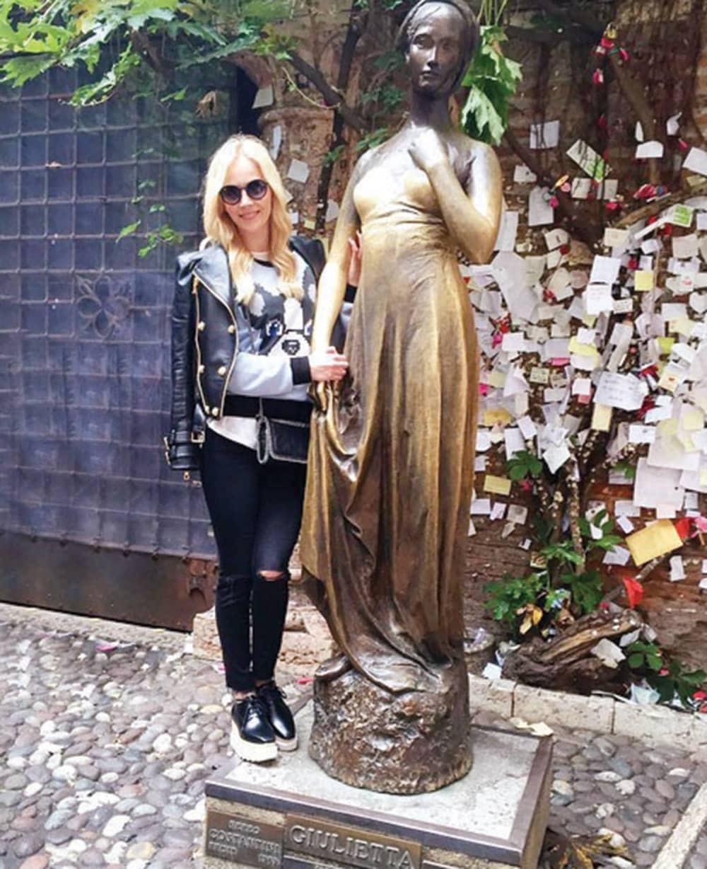 Jelena Rozga posetila Julijinu statuu u Veroni