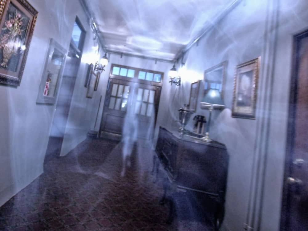 Njen duh dolazi i sedi na mom krevetu!