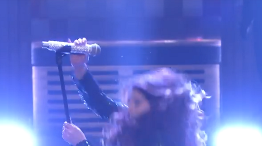 Pevačica pala tokom televizijskog nastupa! (VIDEO)