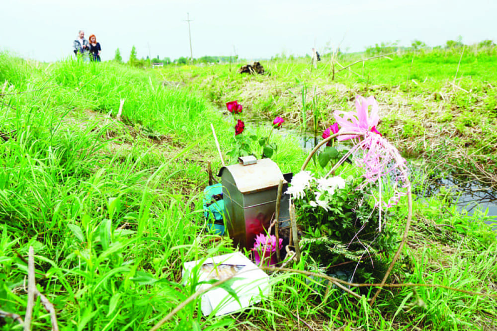 Neko baca ruže sa mesta gde je ubijena Jelena