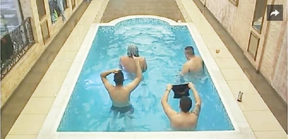 Momci skakali goli u bazen!