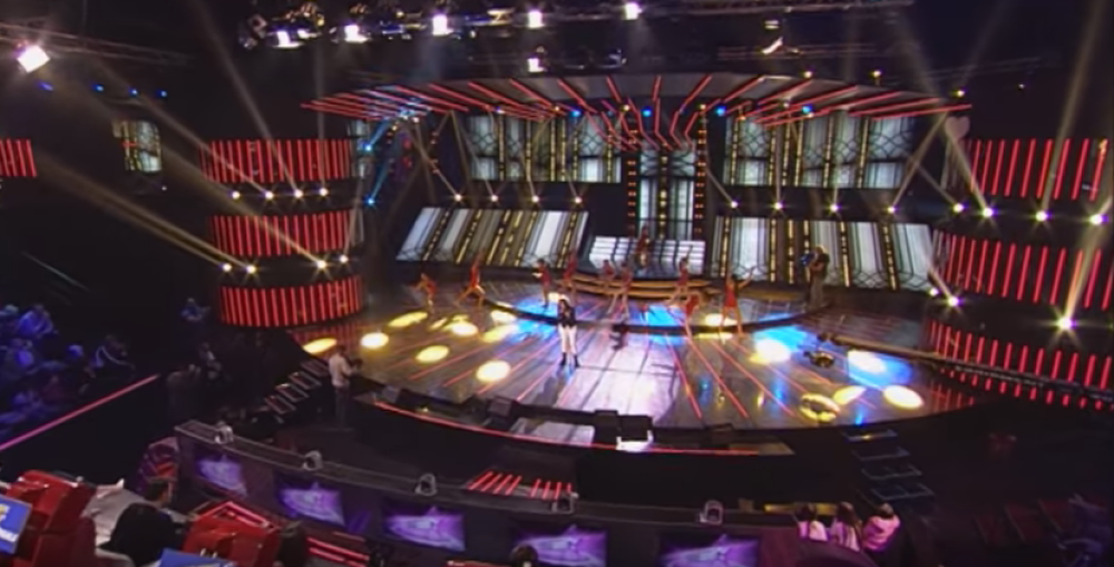 On je zauzeo mesto Goce Tržan u crvenoj stolici!