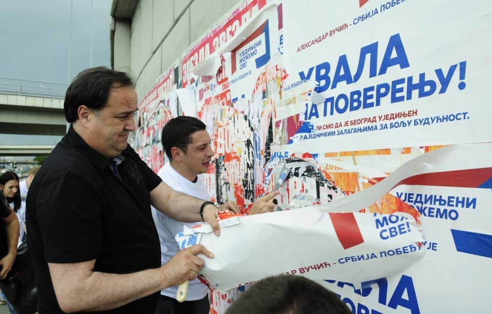 Zoran Babić odlepljivao plakate SNS! (FOTO)
