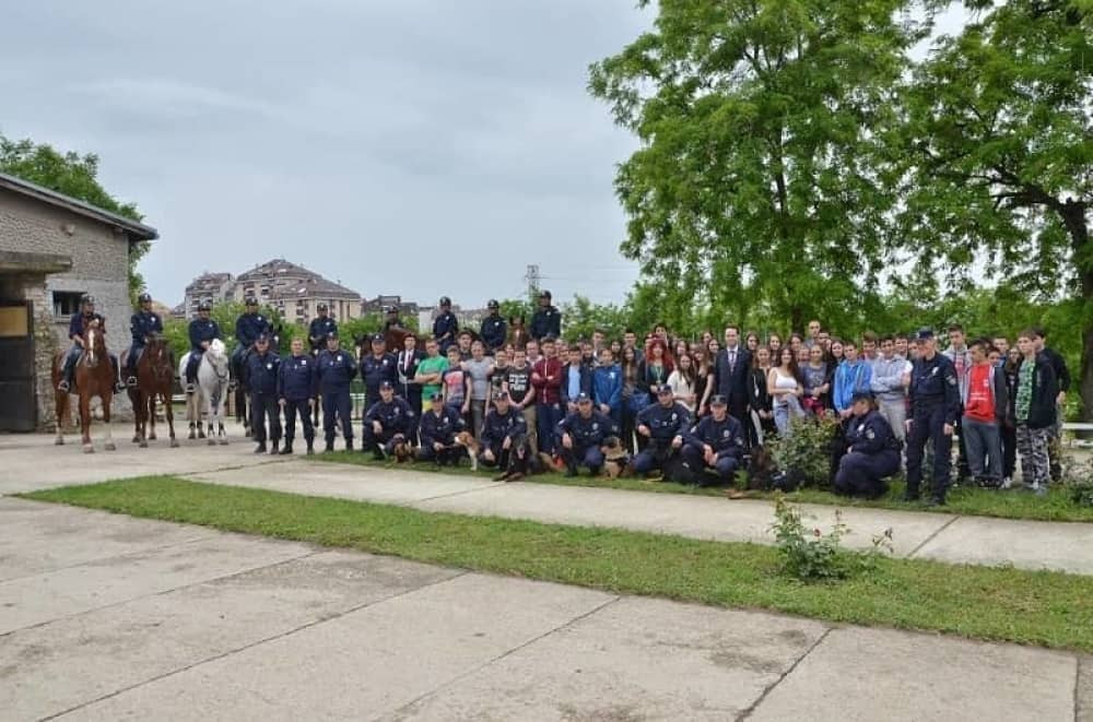 Osnovci se družili sa policajcima (FOTO)
