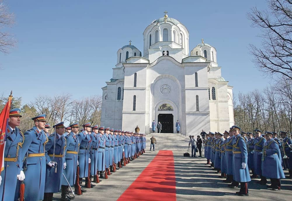 Aleksandar voždovog potomka sahranjuje u dvorištu!