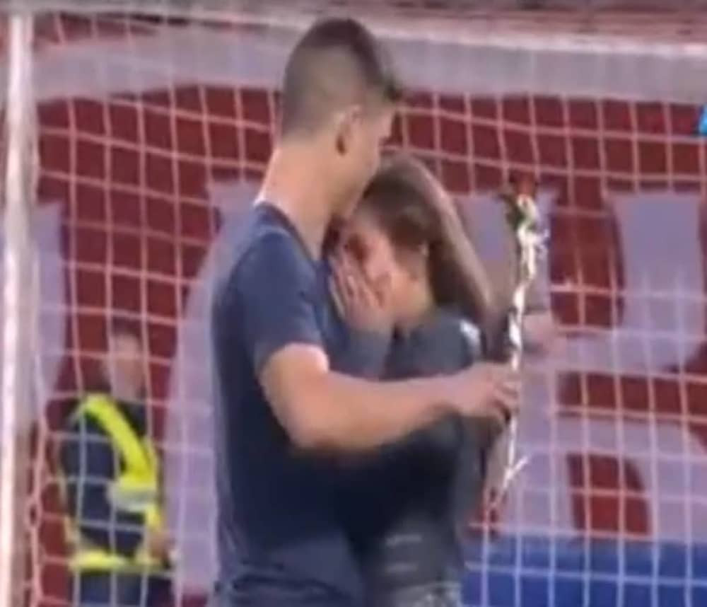 Nišlija zaprosio devojku na utakmici Radnički-Partizan (VIDEO)