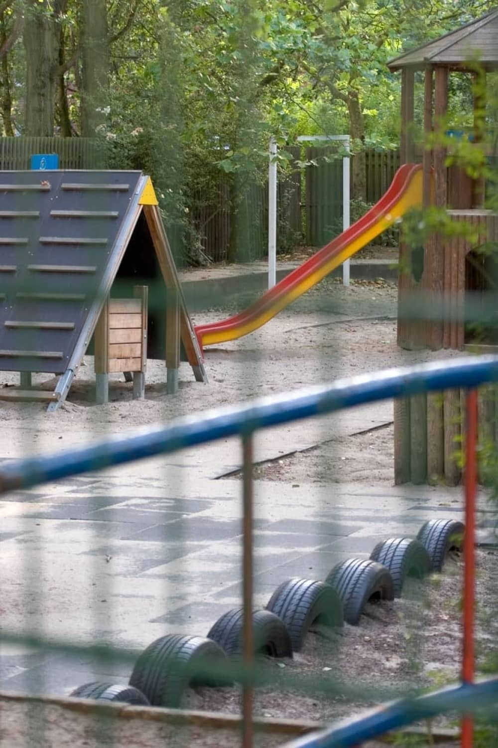 Ograda od igrališta pala na decu