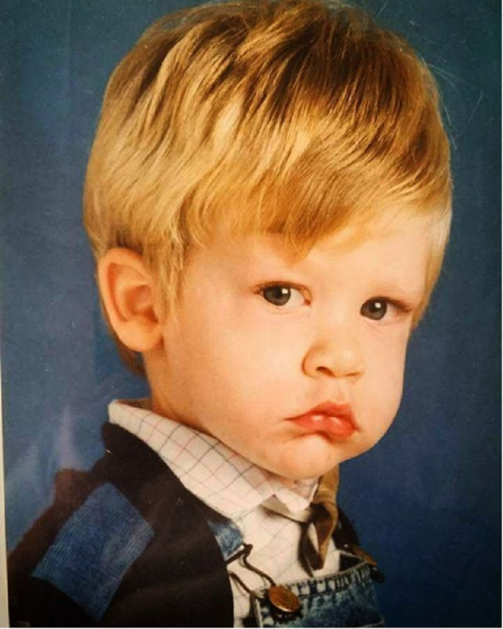 Ovaj preslatki dečak danas je poznati glumac!