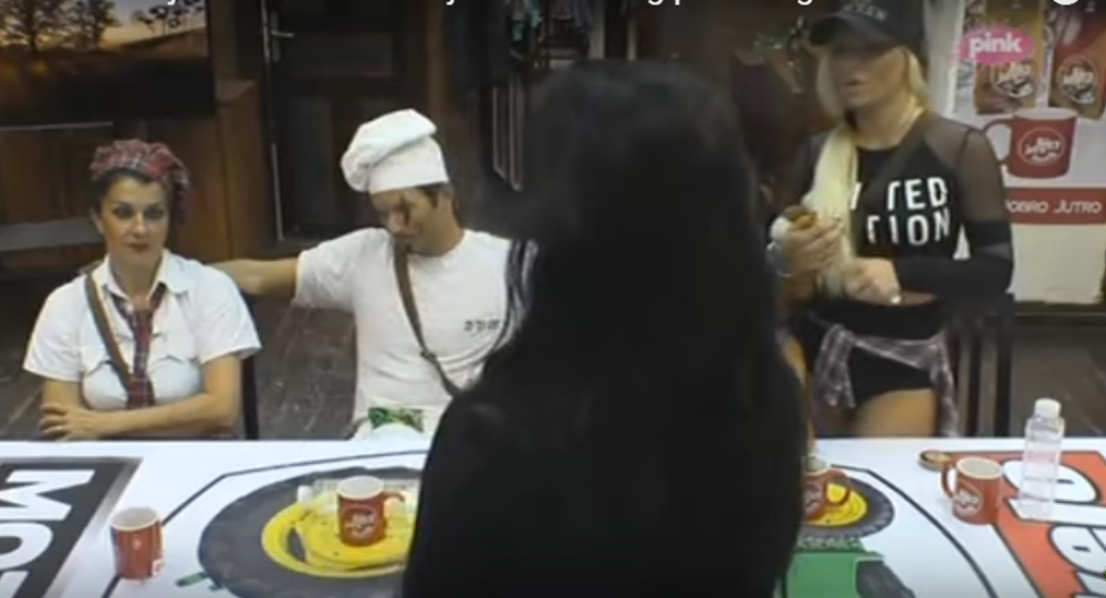 Dušica zbog albuma spava sa matorcima! (VIDEO)