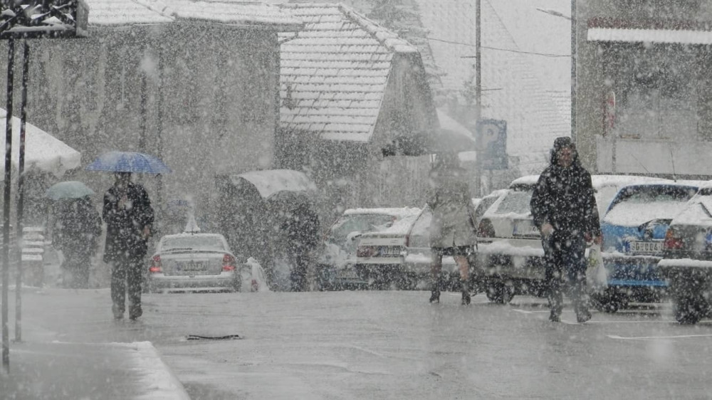 Oblačno i hladno, ponegde sneg (VIDEO)