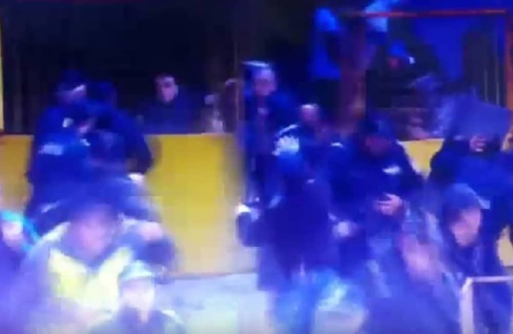 Policija bežala od navijača (VIDEO)