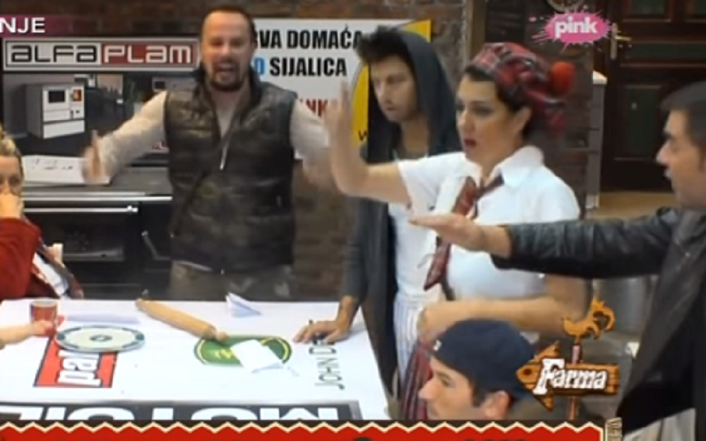 Farmeri se umalo potukli! (VIDEO)