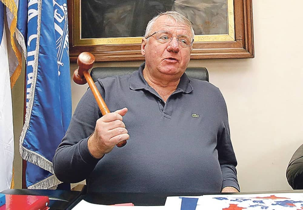 Šešelja hapse čak i kao predsednika?!