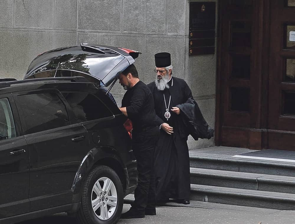 Vladika psuje, kune i “gubi” silne pare!