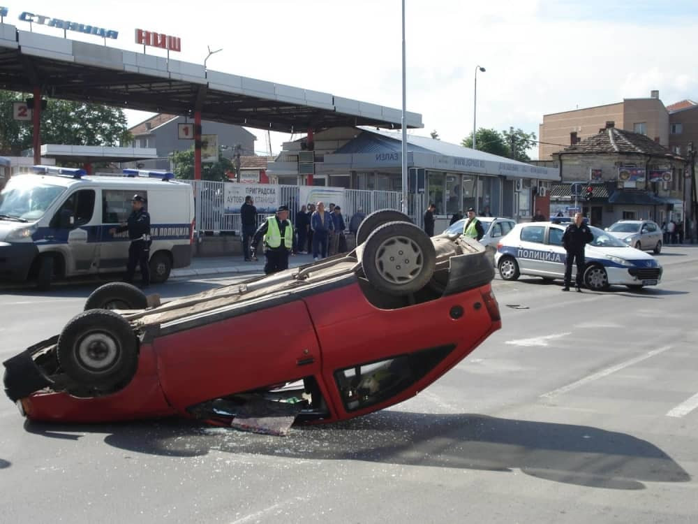 Automobil se prevrnuo na krov