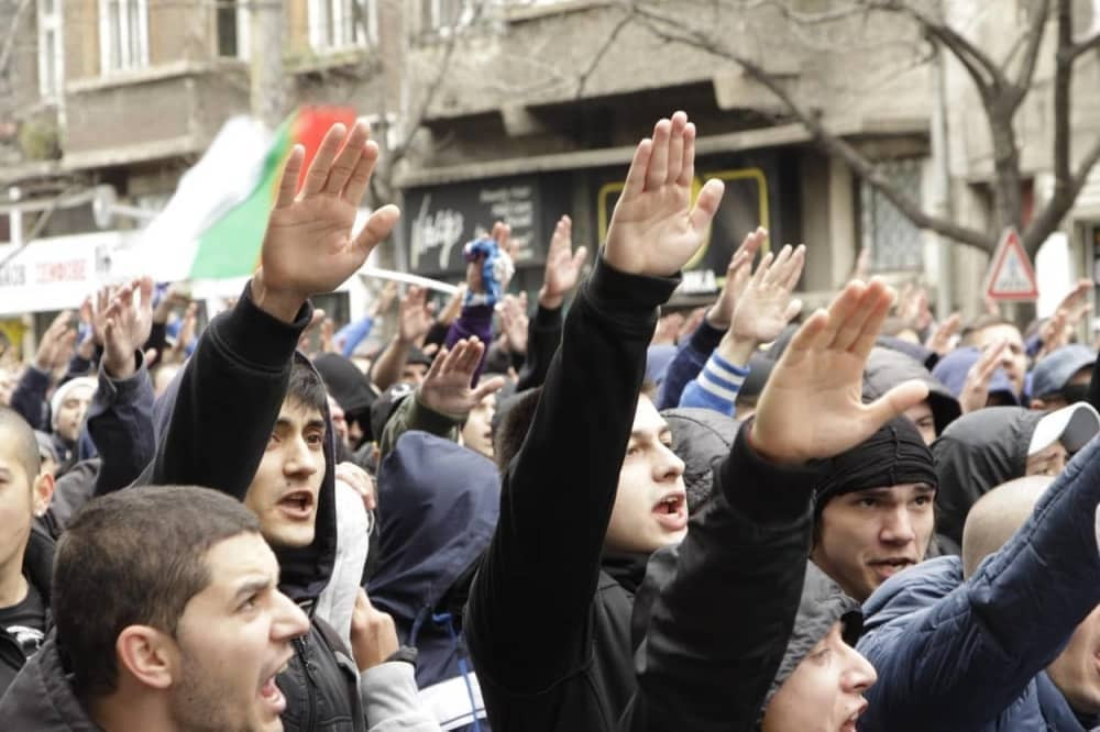 Nacionalna televizija otkrila ceo sistem fiktivnih adresa i dokumetana, a za pasoše naplaćuju DEBELE PARE!