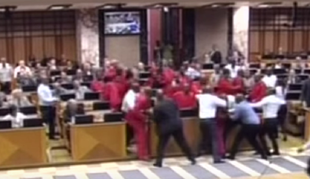 Potukli se poslanici i obezbeđenje! (VIDEO)