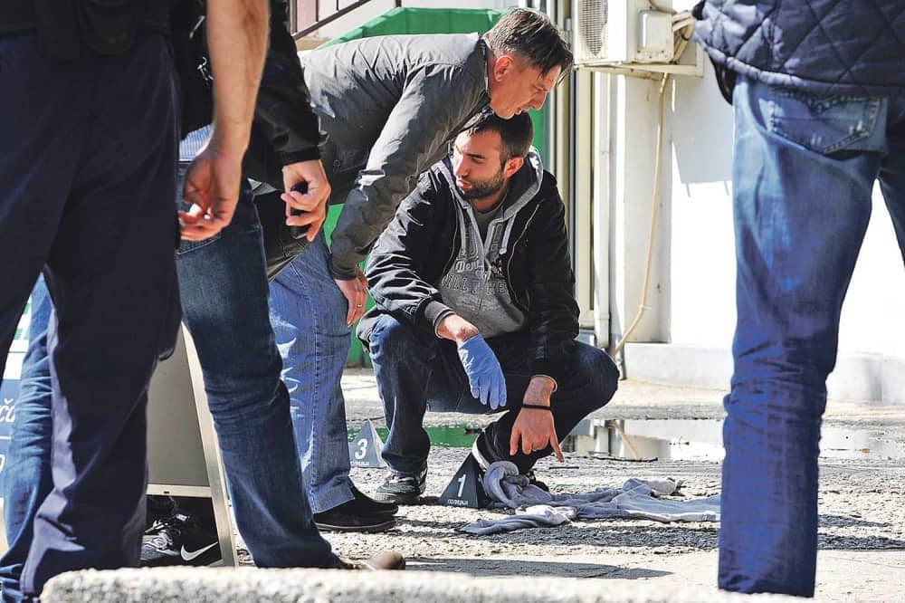 Meci fijukali pored bebe u kolicima