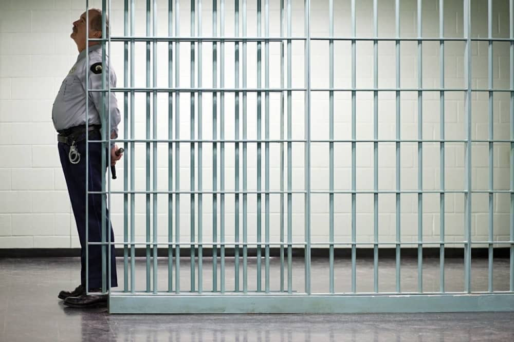 Policajci nisu mogli da veruju kada je počeo da im odgovara na pitanja