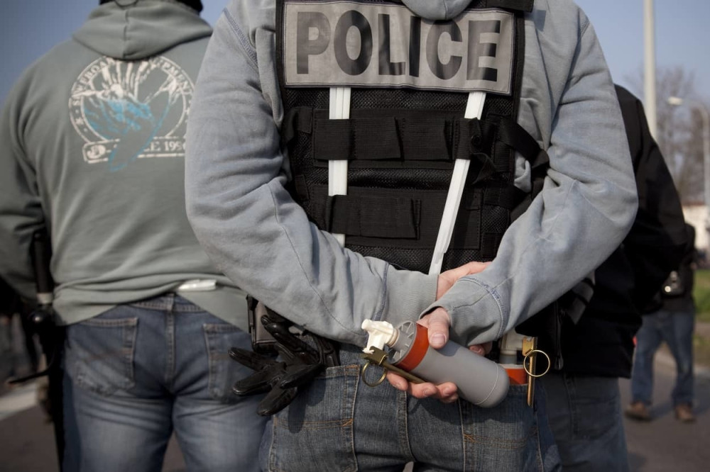 Migranti pokušali da gurnu vagon na policiju, ona uzvratila suzavcem!