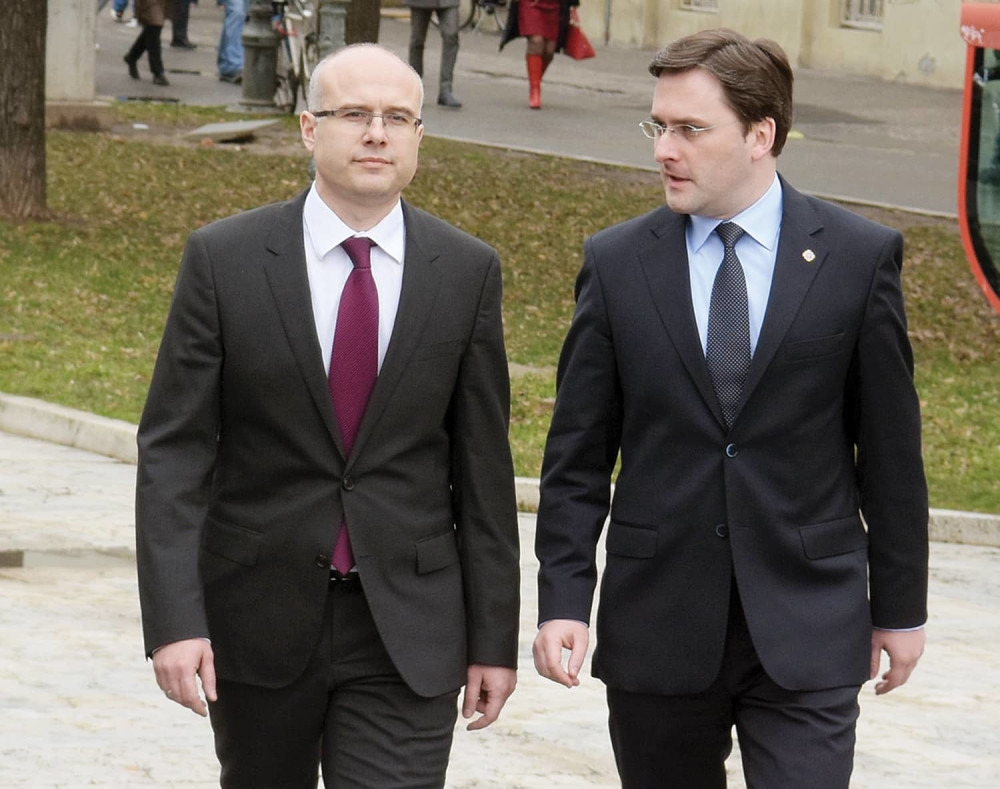 Vučić rotira ministre, koplja se lome oko BIA!