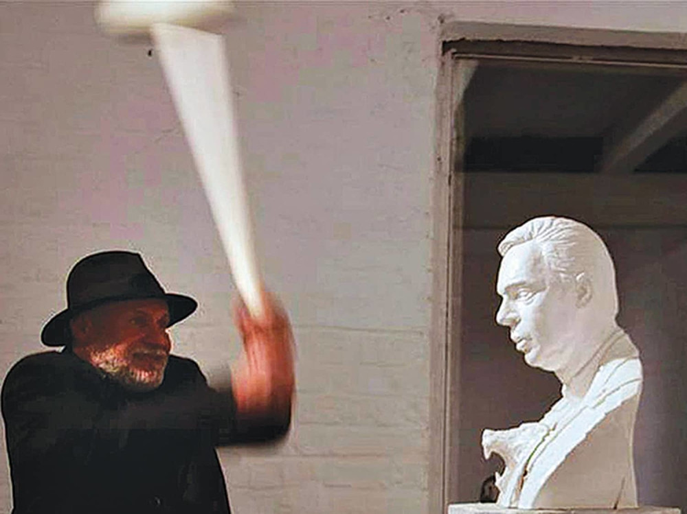 Od Vučićevih ostataka pravi džinovski falus!