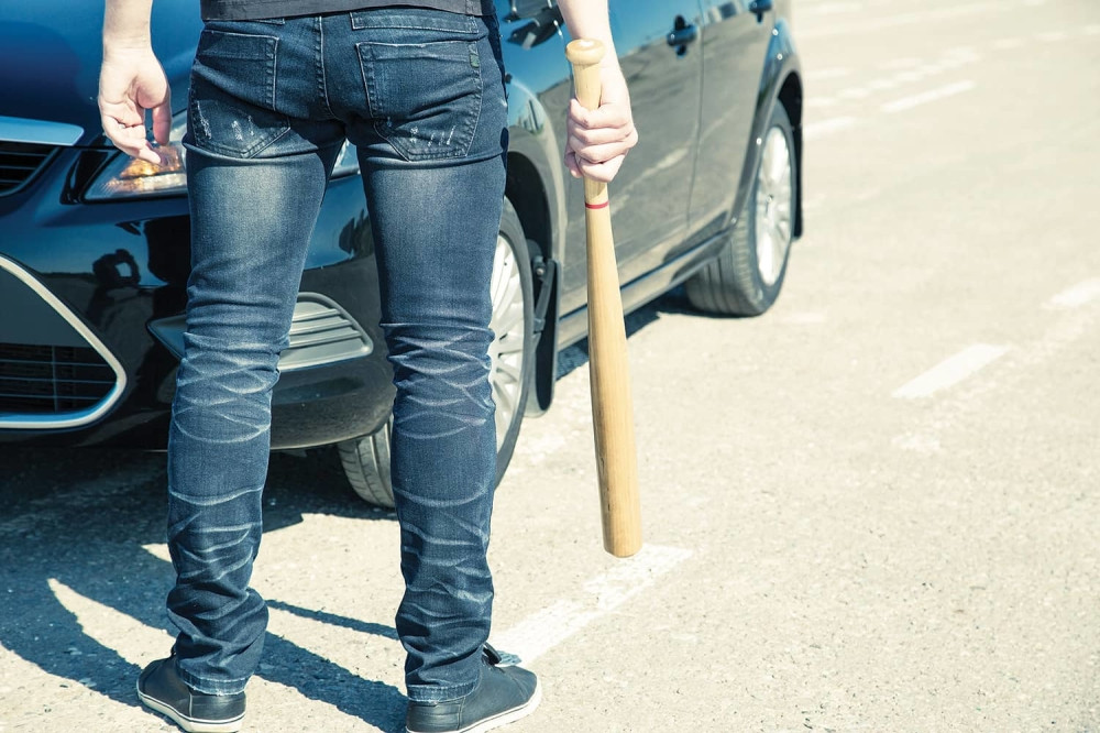 Zbog svađe u saobraćaju upucao suvozača u noge