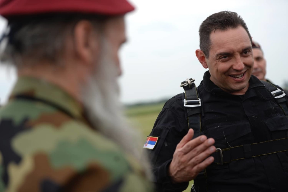 Vulin skočio padobranom! (FOTO)