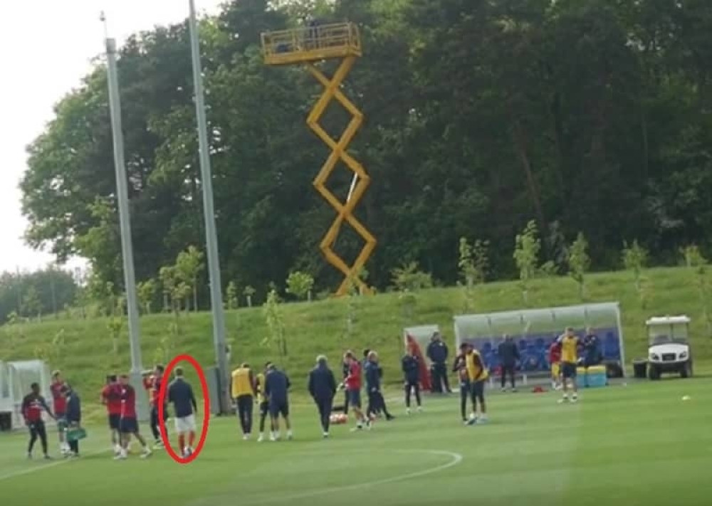 Neprimećen ušao na trening Engleza, evo i kako (VIDEO)