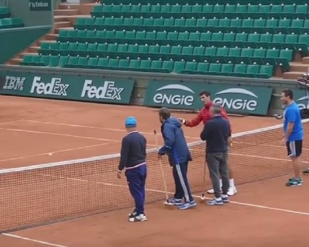 Nole se boća na pariskoj šljaci (VIDEO)