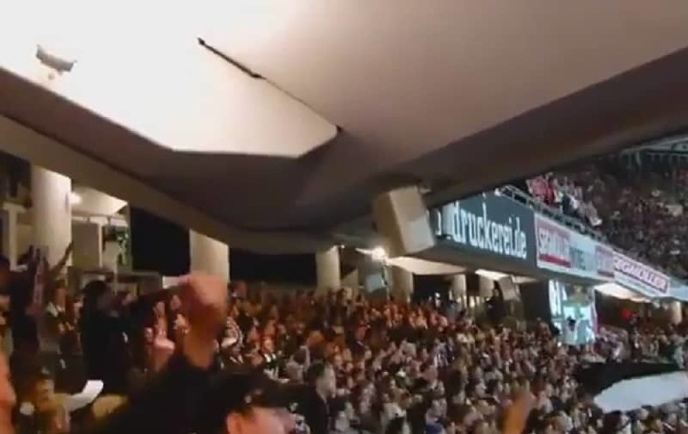 Navijači Ajntrahta umalo srušili tribinu (VIDEO)